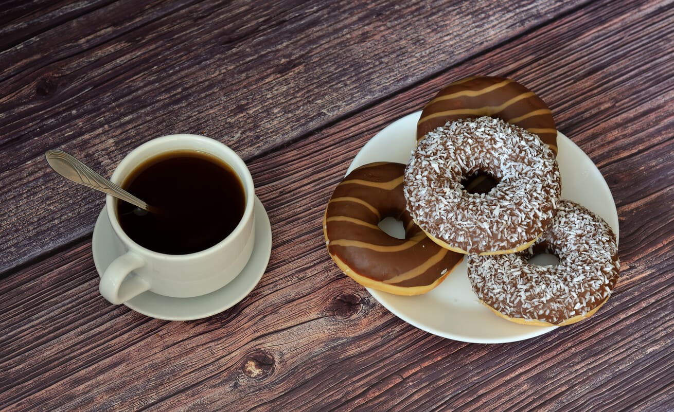 Alimentos que pueden desencadenar síntomas de acidez, como café, chocolate y comidas grasas.