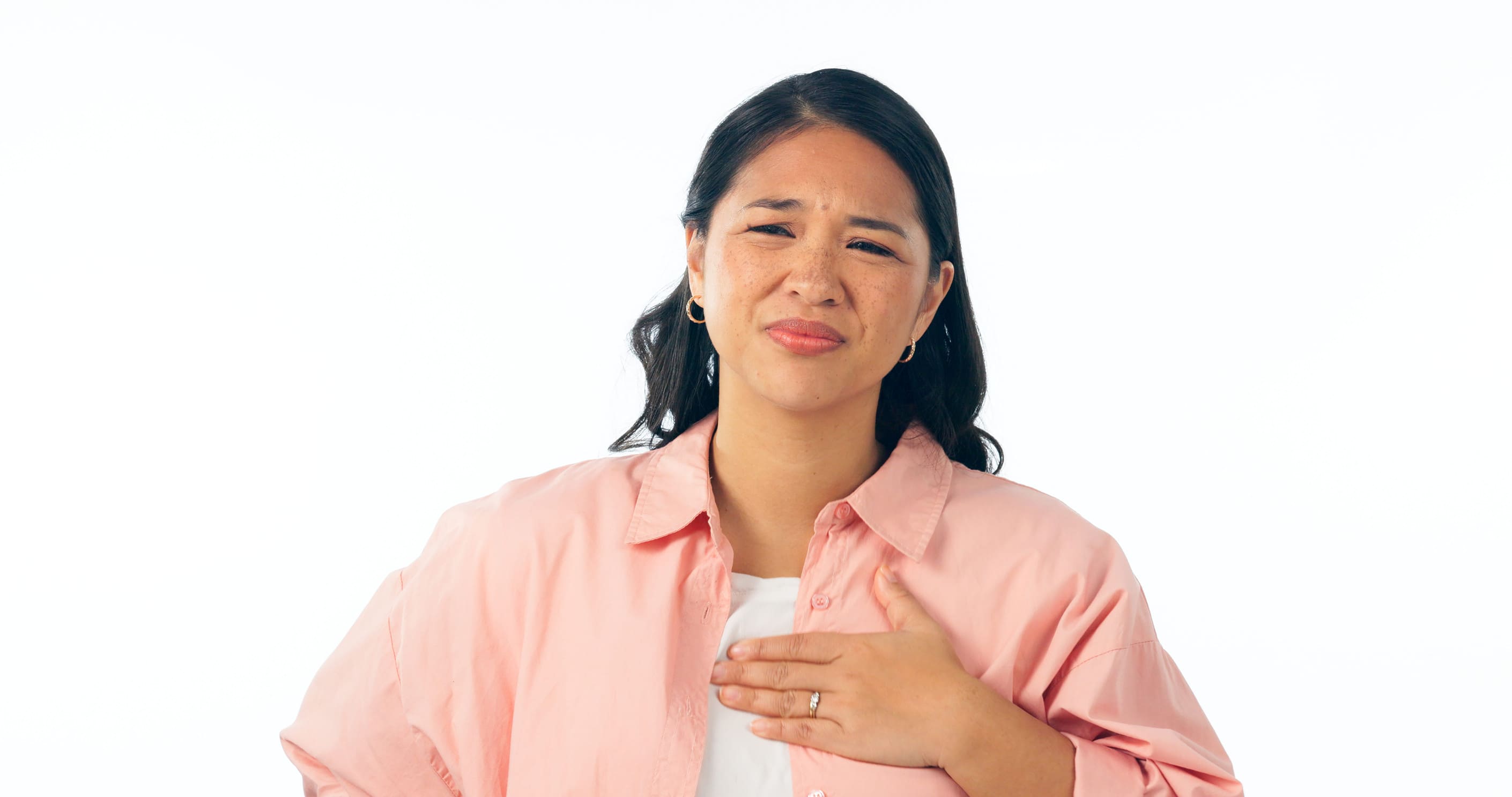 Mujer joven incómoda por tener acidez estomacal.