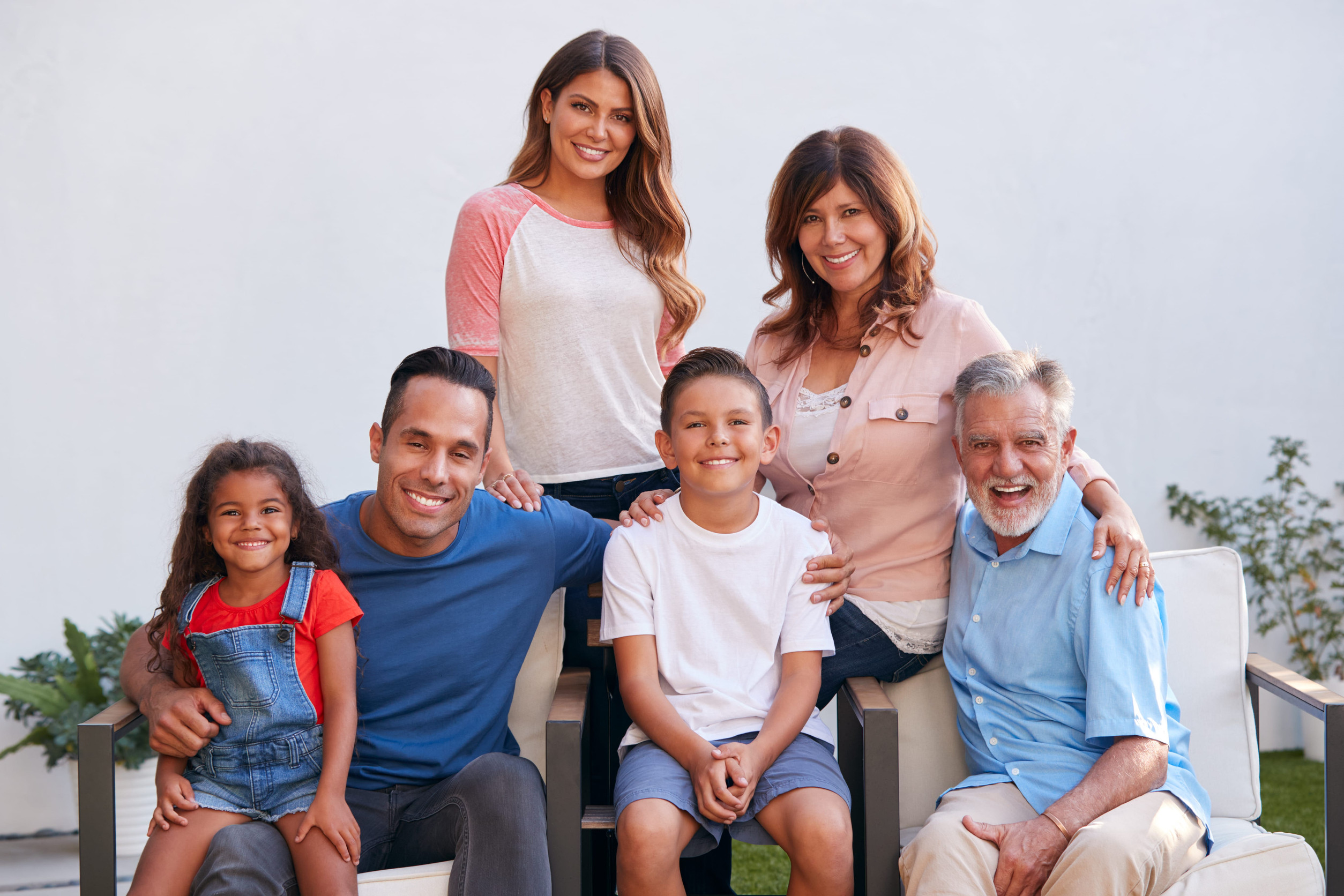 Grupo familiar de diferentes edades sonrientes y sanas.