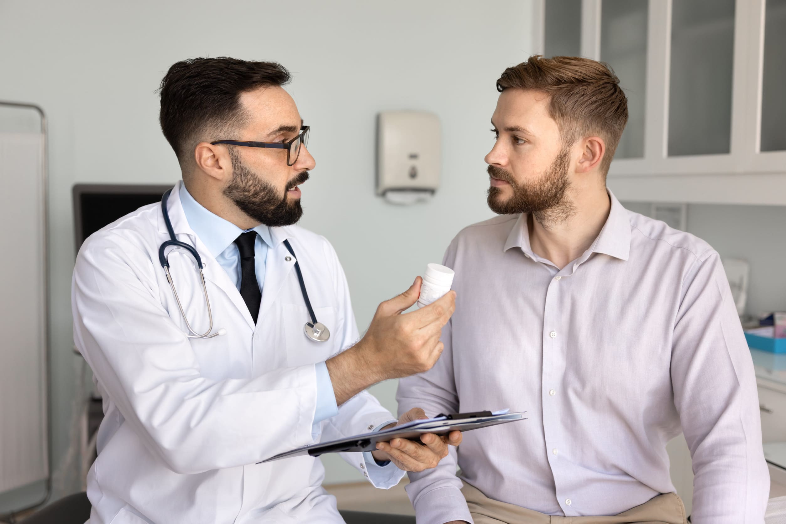 Paciente hombre en una consulta con un profesional de salud.