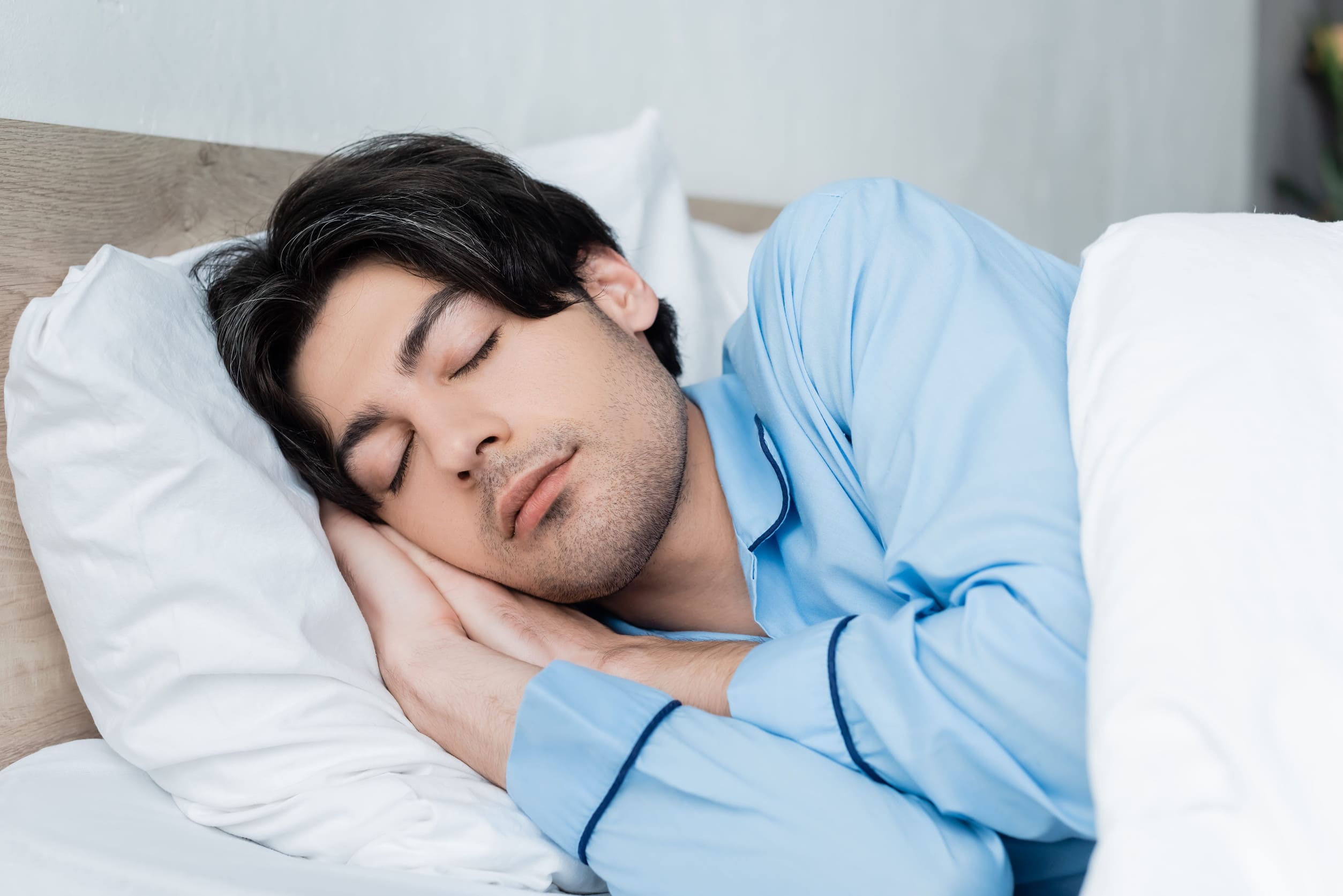 Hombre durmiendo y descansando.