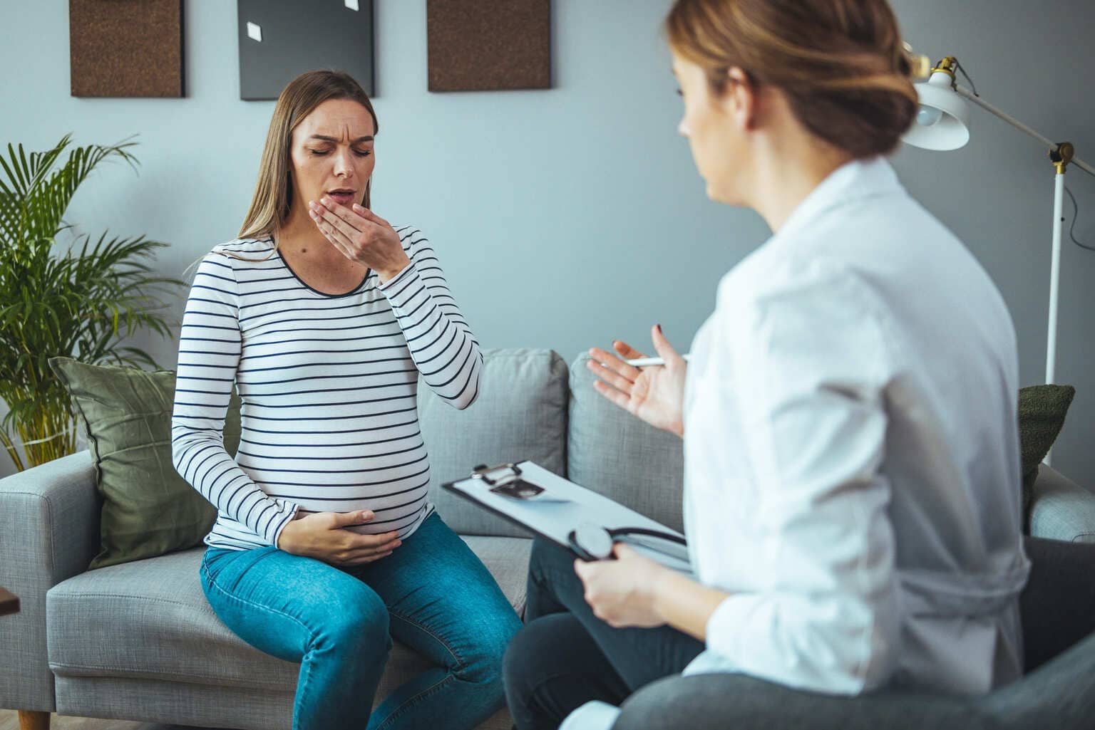 mujer-embarazada-con-nauseas-matutinas-consultando-a-doctora