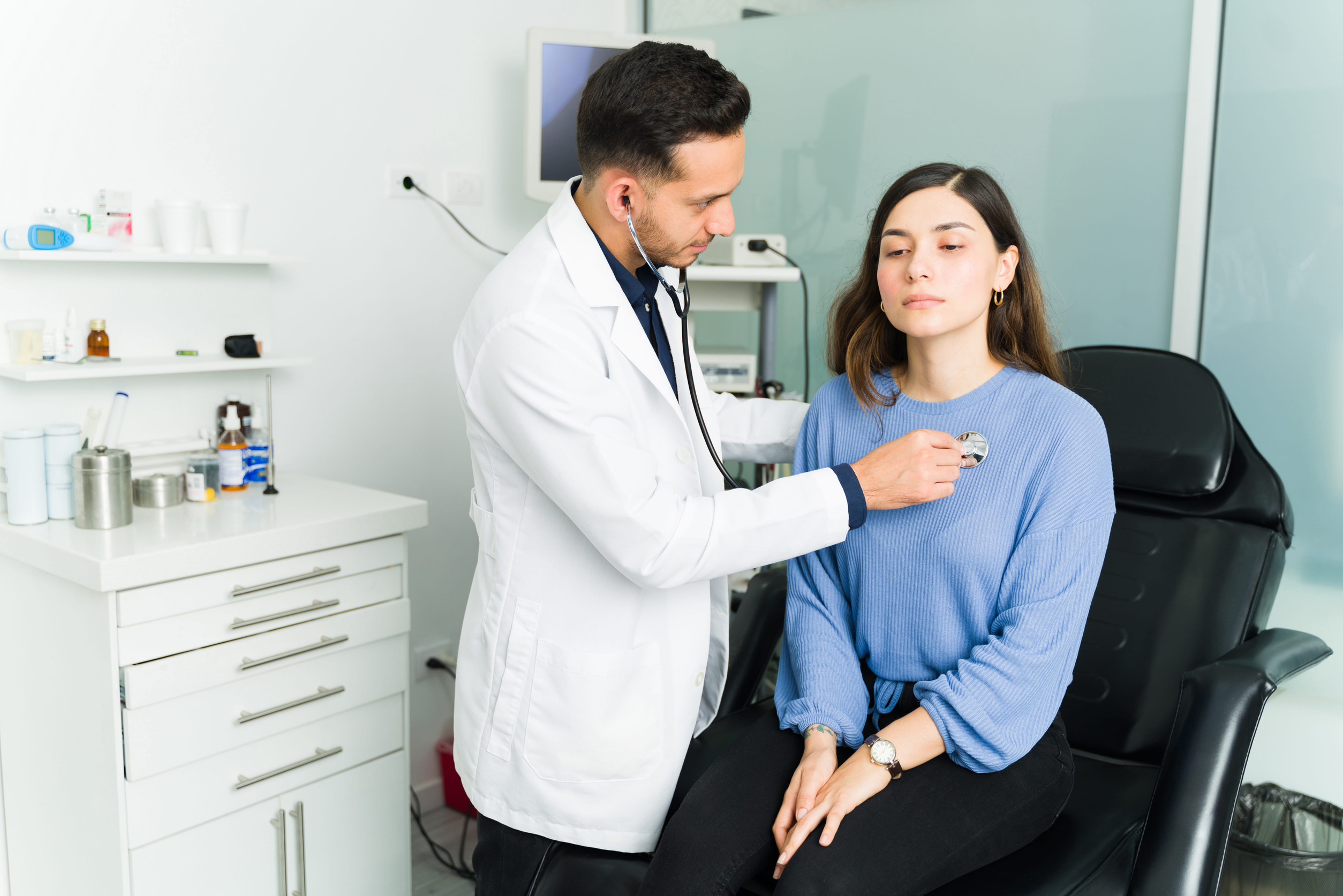 Profesional de salud evaluando a un paciente con síntomas respiratorios.