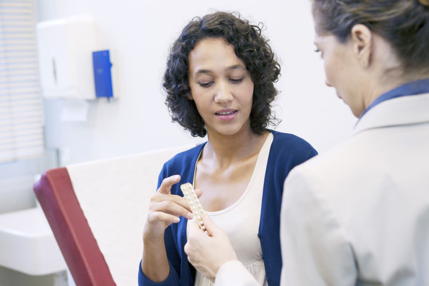 Profesional de salud orientando a una mujer sobre opciones para manejar los síntomas del climaterio.