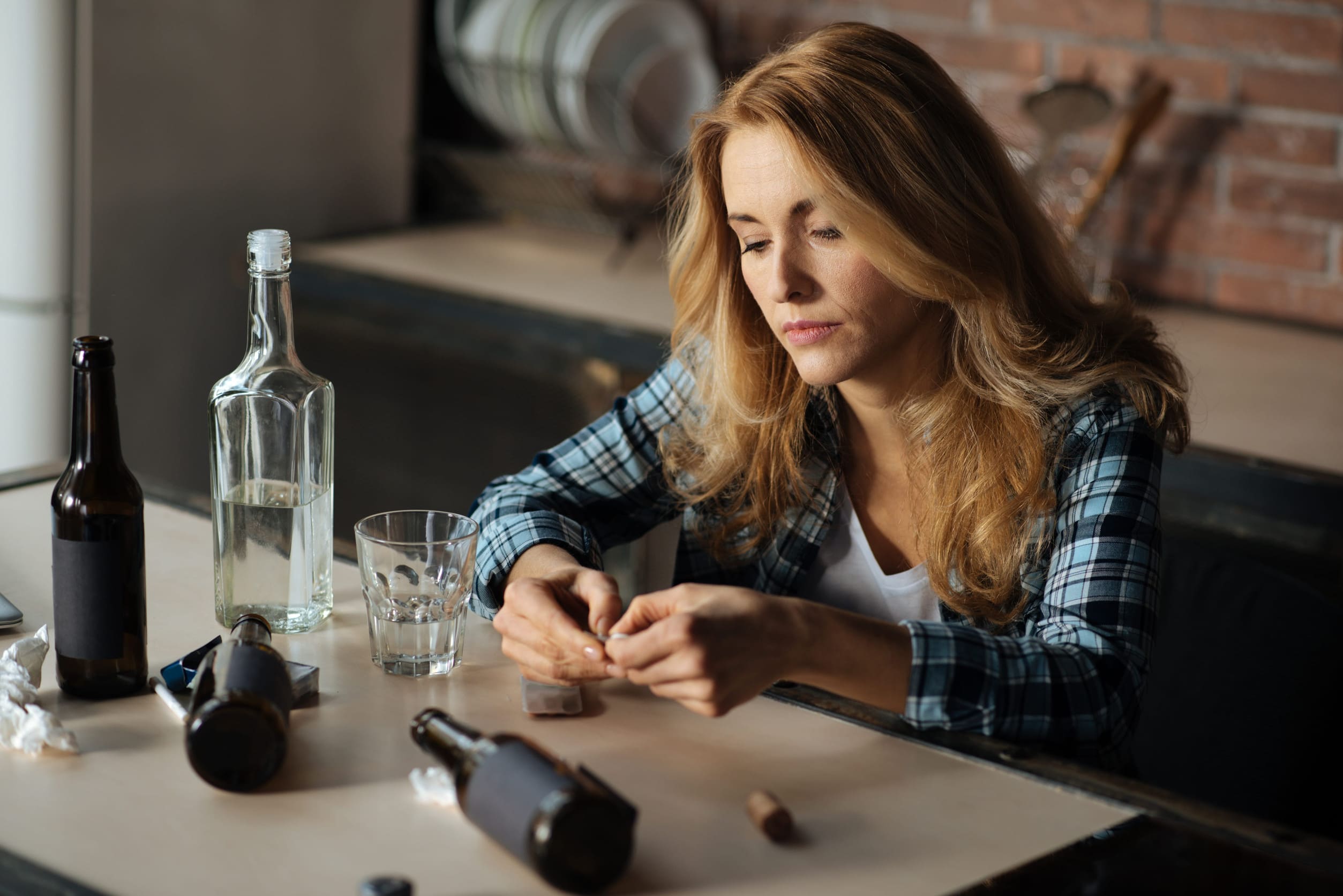Mujer joven con problemas de alcohol