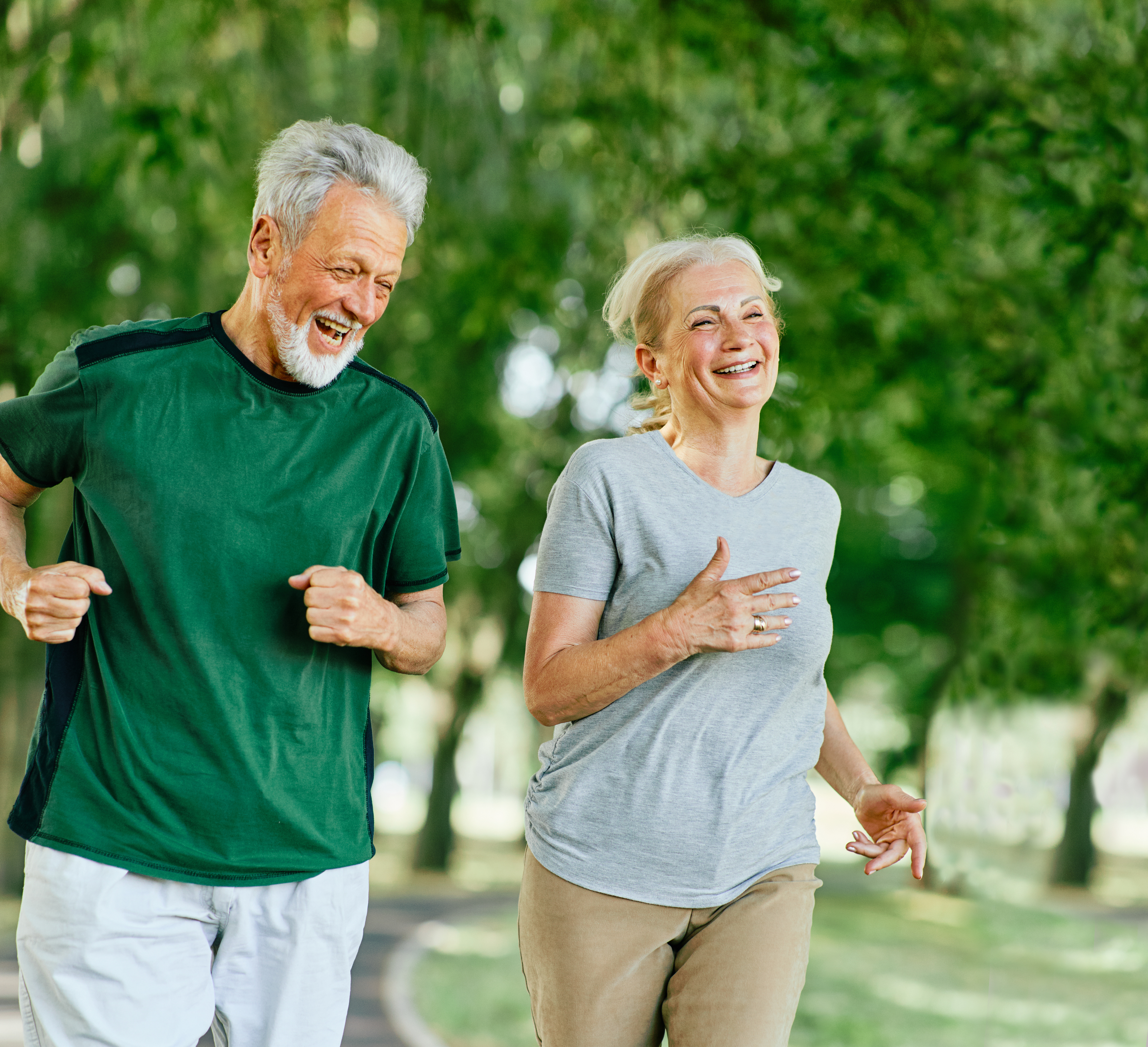 Adultos mayores haciendo ejercicio al aire libre para prevenir la hipertensión