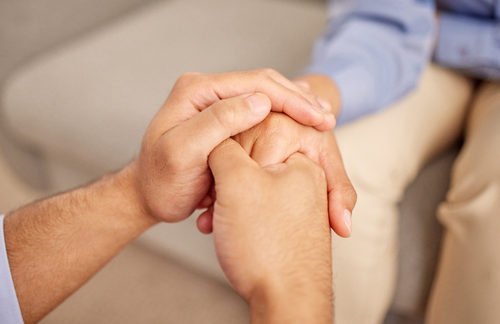 Primer plano de dos personas tomándose de las manos en señal de apoyo emocional, simbolizando empatía, contención y acompañamiento en momentos de ansiedad o dificultad