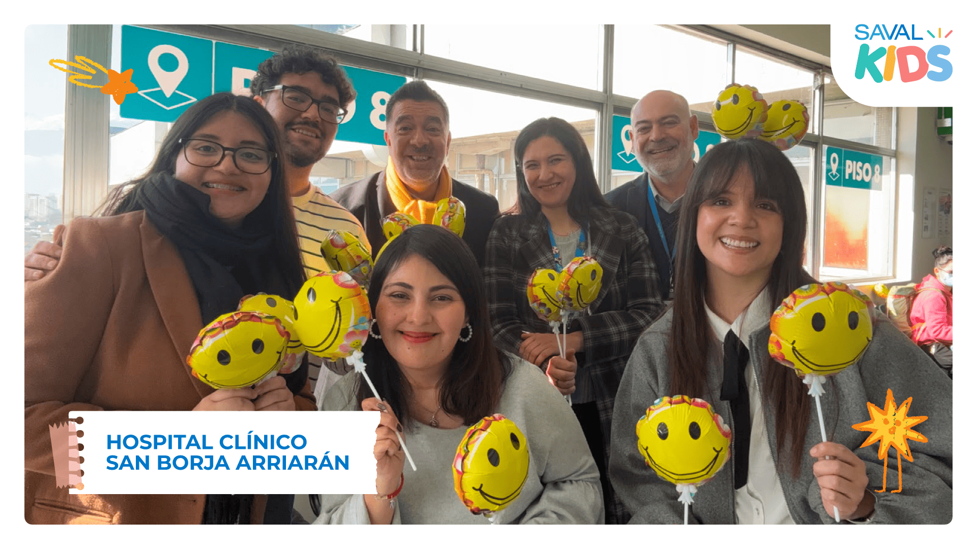 Grupo de representantes de SAVAL, equipos de salud y participantes de la actividad sostienen globos con caras felices en el Hospital San Borja Arriarán.