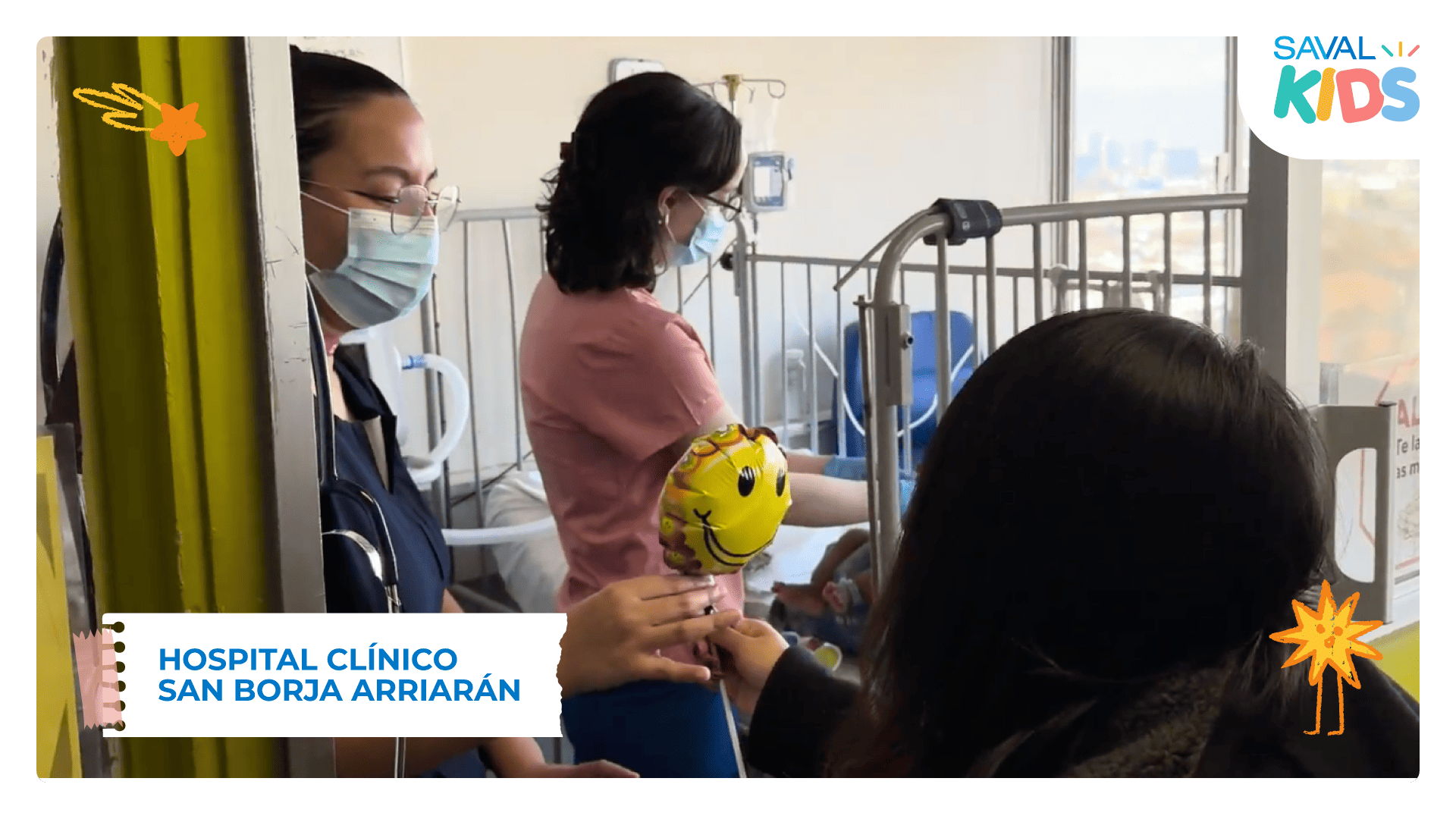 Dos profesionales de la salud atienden a un paciente en una cama pediátrica mientras una persona entrega un globo con cara sonriente, en el Hospital San Borja Arriarán.