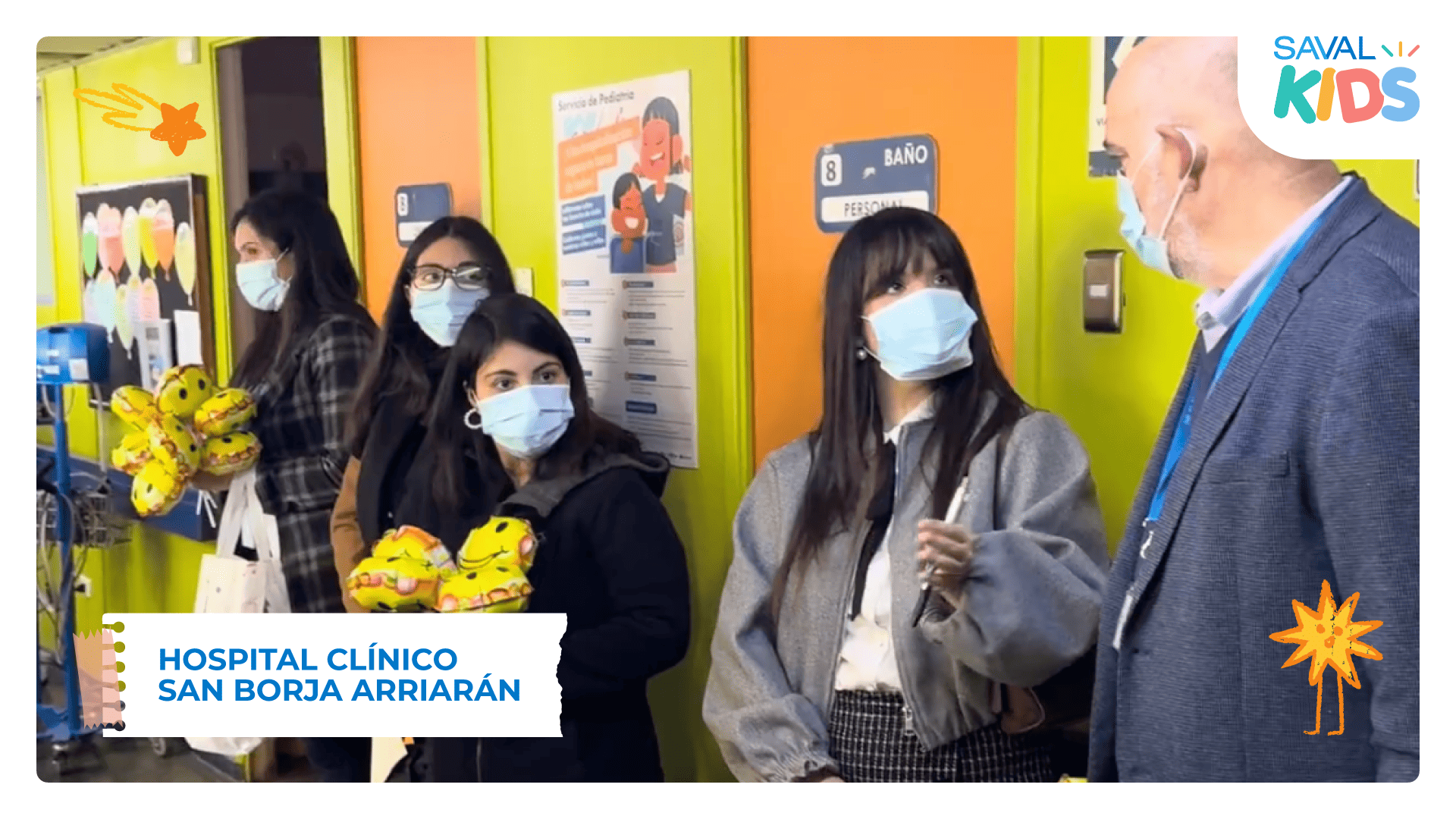 Cuatro colaboradoras de Laboratorios SAVAL sostienen globos amarillos con caras sonrientes mientras recorren un pasillo del Hospital San Borja Arriarán, durante una actividad de SAVAL Kids.