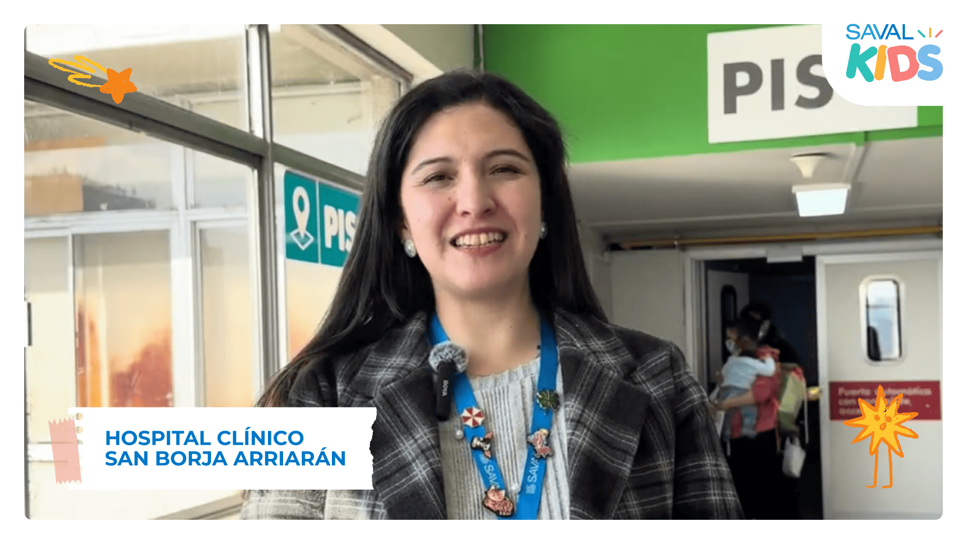 Una colaboradora de Laboratorios SAVAL con credencial de la compañía es entrevistada en el Hospital San Borja Arriarán durante la jornada de SAVAL Kids.