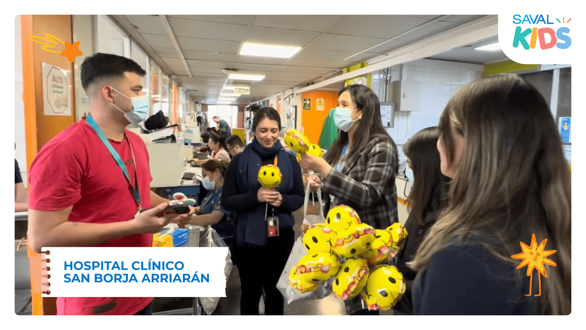 Personas con mascarilla reparten globos con caritas sonrientes entre el personal del Hospital San Borja Arriarán, como parte de SAVAL Kids.
